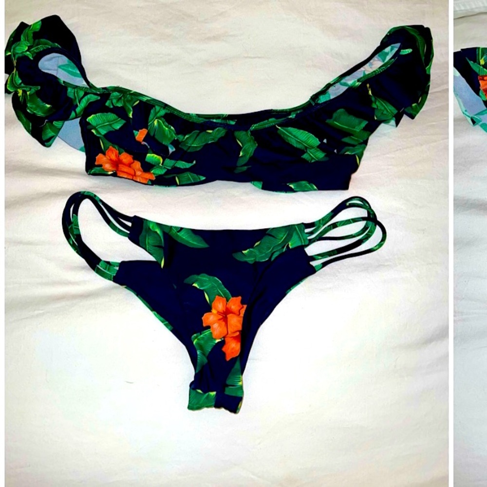 Cheeky Bottom Ruffled Off Shoulder Palm Leaf & Hibiscus Tropical Bikini. 🌴🌺👙
